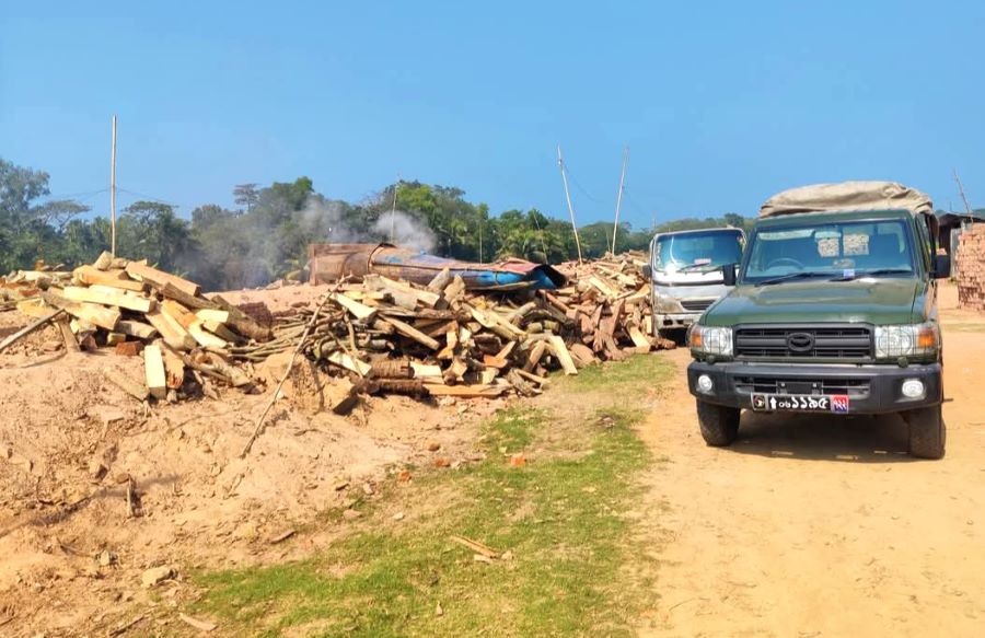 লক্ষ্মীপুরে আ.লীগ নেতার অবৈধ ইটভাটা ভেঙে দিয়েছে প্রশাসন